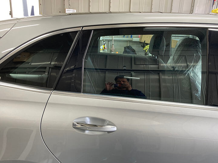 令和6年ベンツBクラスのカーフィルム施工前の右後ろドアガラス
